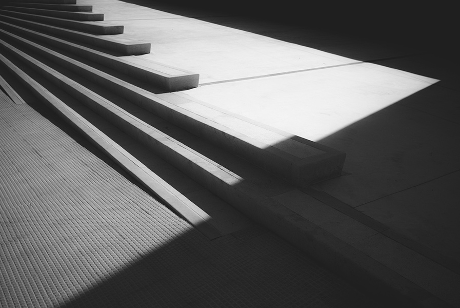 In questa foto l'autore non ha voluto rappresentare delle scale ma la bellezza tutta geometrica che nasce dal confronto tra luce ed ombra.
