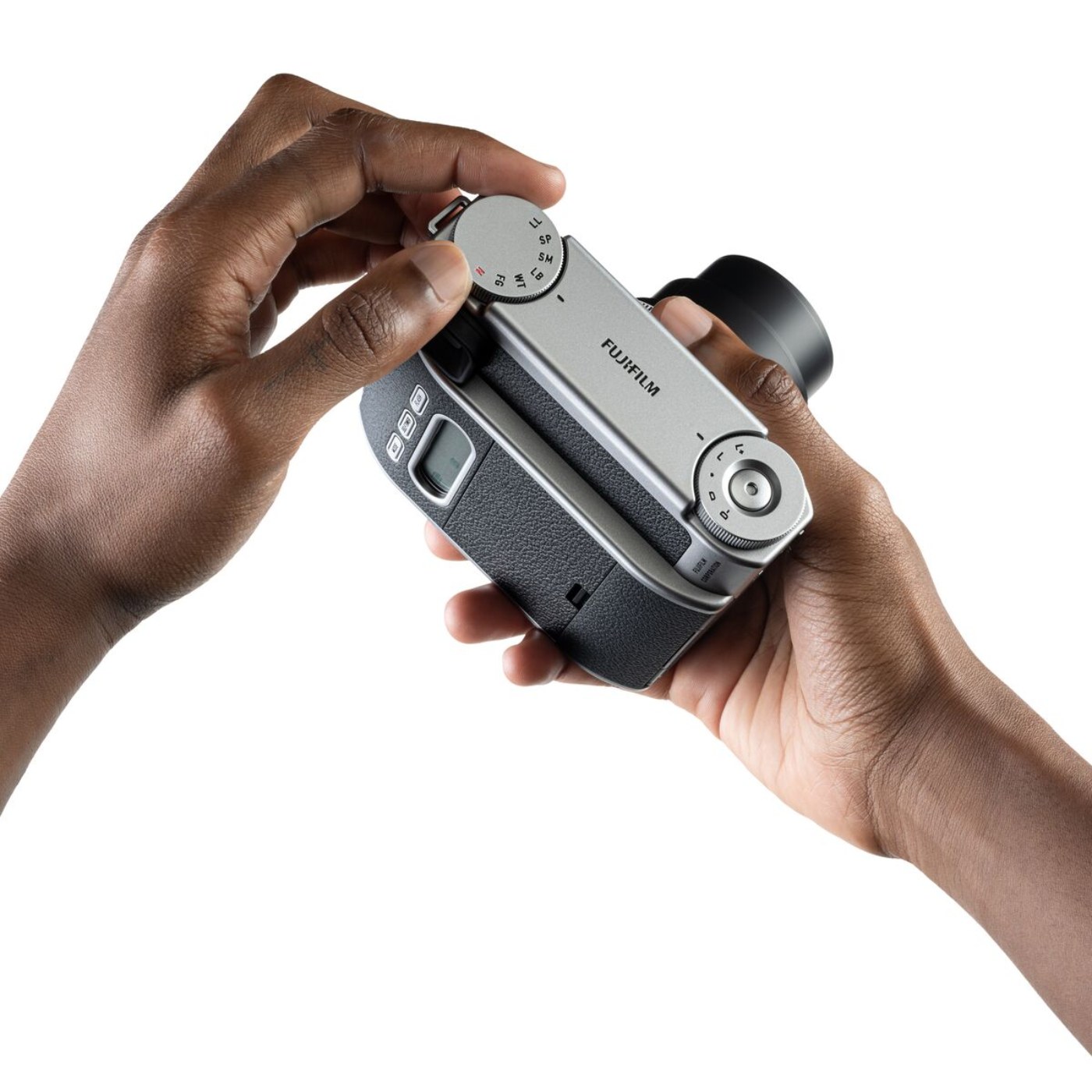 Fujifilm annuncia instax mini 99 Silver, nuova finitura per la fotocamera istantanea analogica