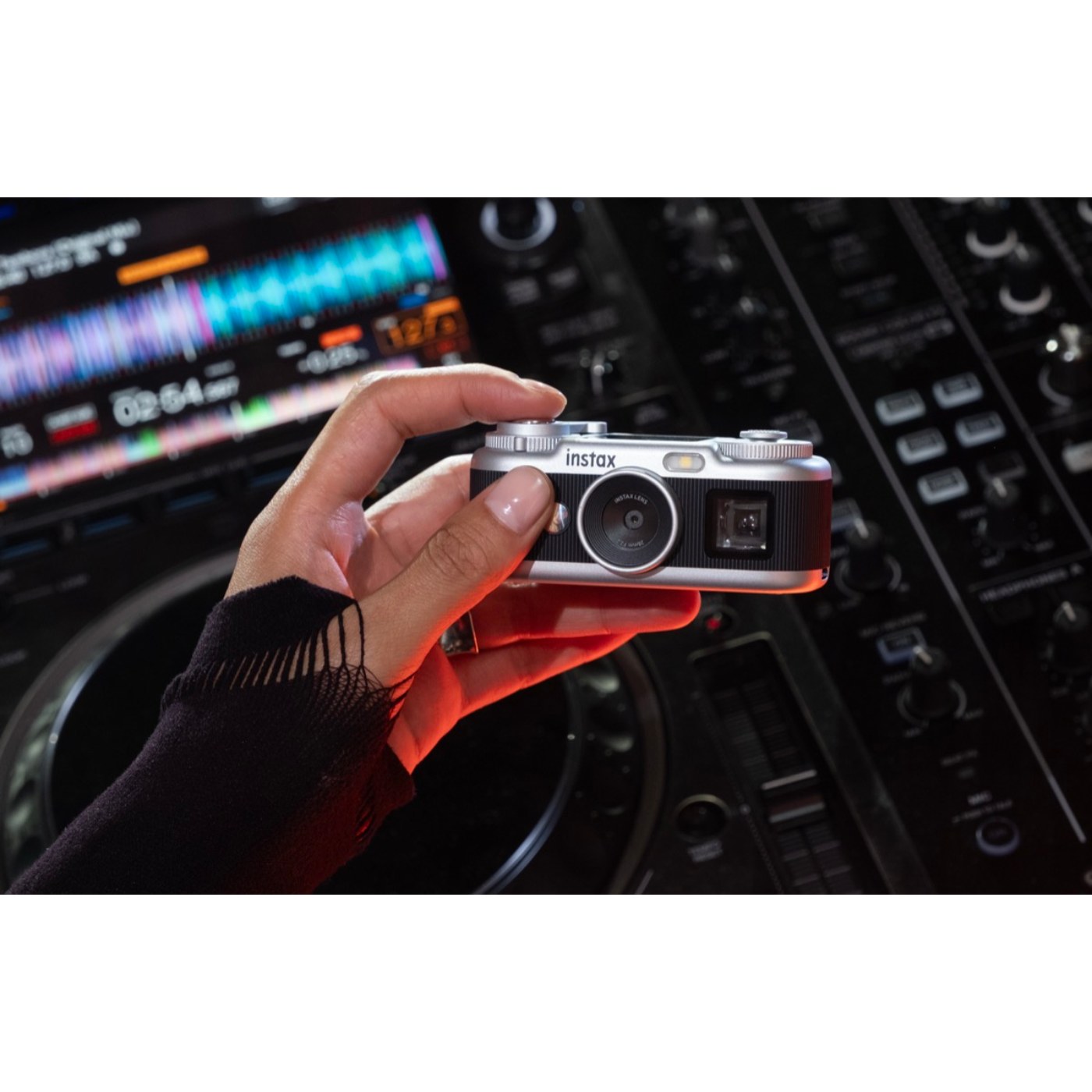 FUJIFILM annuncia instax Pal 2, la nuova fotocamera digitale ultra-portatile