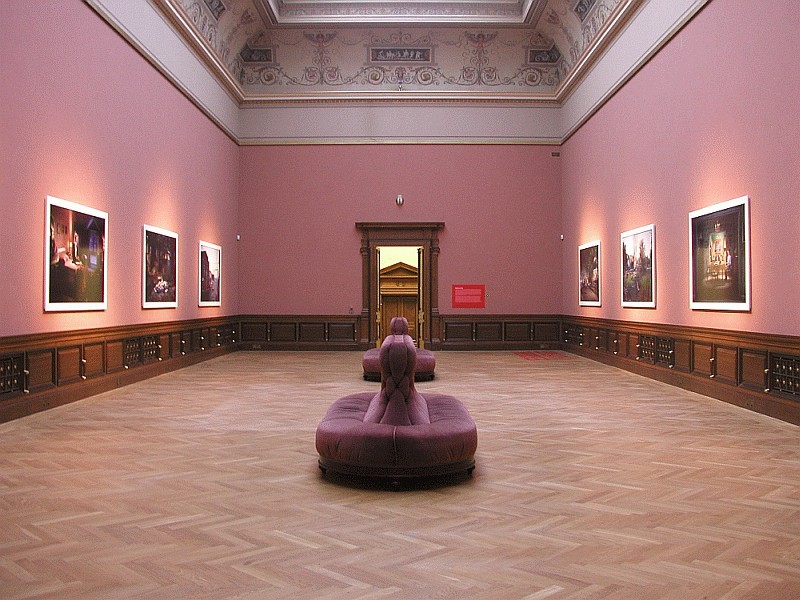Exhibition Gregory Crewdson - Foto: Galerie Rudolfinum - CC BY 3.0 - Wikimedia Commons